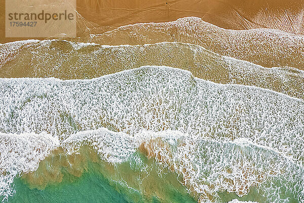 Luftaufnahme des Randes des Sandstrandes an der Küste