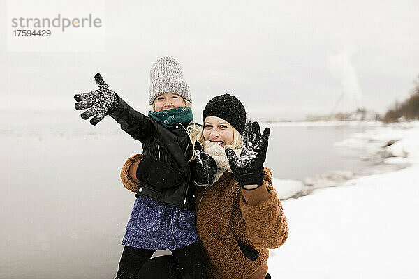 Fröhliche Mutter und Tochter genießen den Schnee