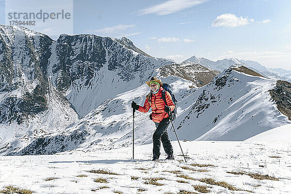 Glückliche Frau beim Wandern auf einem schneebedeckten Berg  Naturschutzgebiet Kaukasus  Sotschi  Russland