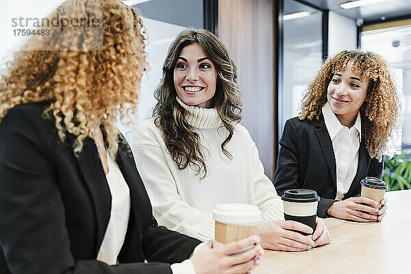 Geschäftsfrauen unterhalten sich bei der Kaffeepause im Coworking-Büro