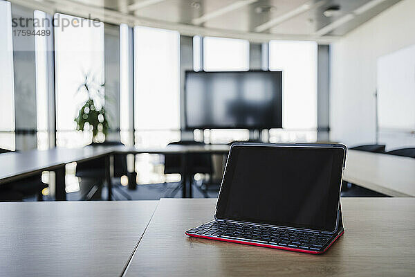 Laptop auf dem Tisch im Konferenzraum im Büro