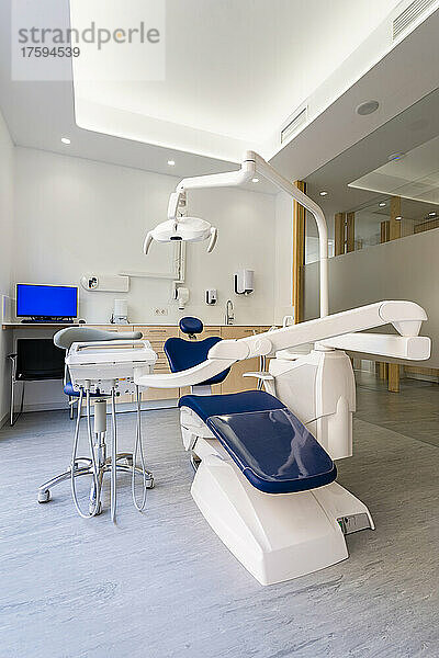 Leerer Zahnarztstuhl in der medizinischen Klinik