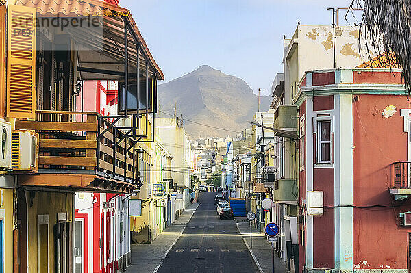 Kap Verde  Sao Vicente  Mindelo  leere Stadtstraße mit Hausbalkon im Vordergrund und Berg im Hintergrund