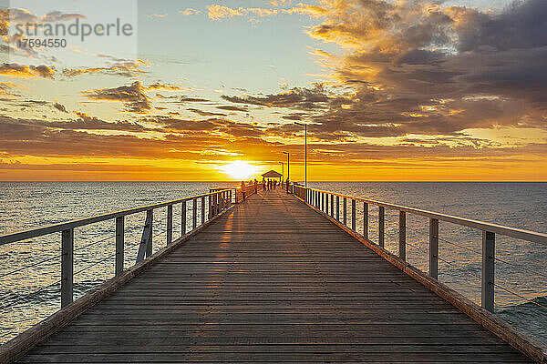 Australien  Südaustralien  Adelaide  Henley Beach Jetty bei stimmungsvollem Sonnenuntergang