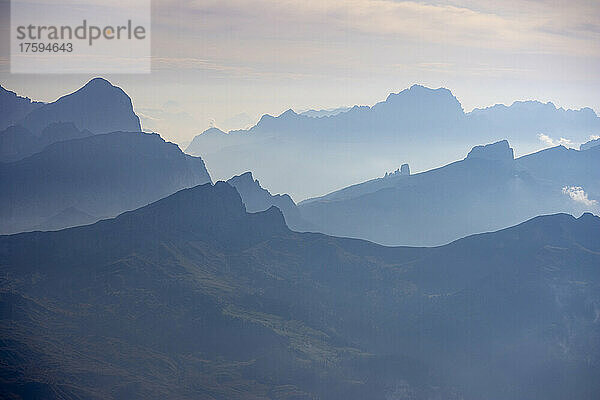 Dolomiten-Gebirge vom Piz Boe bei Sonnenaufgang gesehen  Trentino-Südtirol  Italien