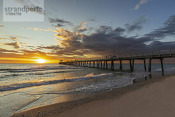 Australien  Südaustralien  Adelaide  Henley Beach Jetty bei Sonnenuntergang