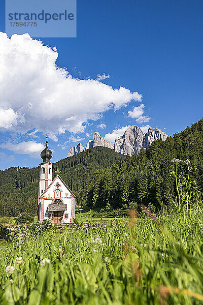 Italien  Südtirol  Kirche St. Johannes im Villnostal im Sommer