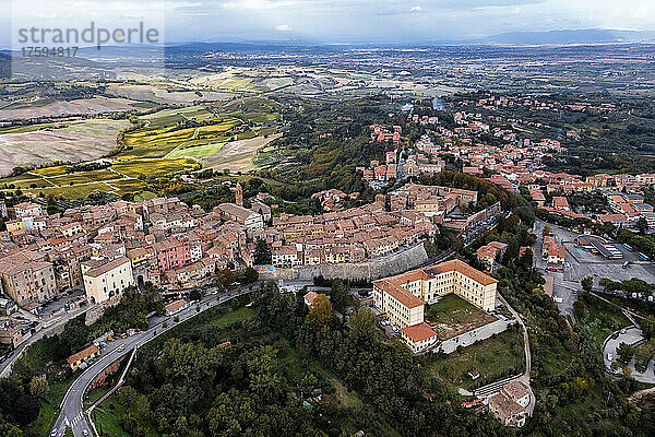 Italien  Provinz Siena  Montepulciano  Helikopteransicht der mittelalterlichen Hügelstadt im Val dOrcia