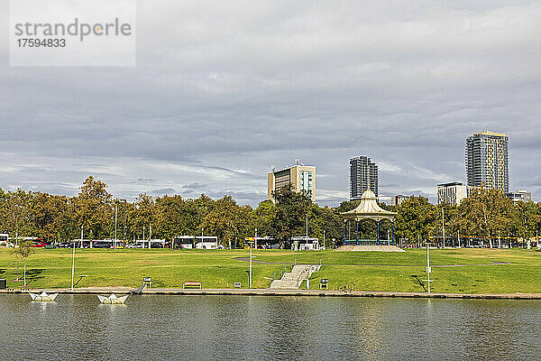 Australien  Südaustralien  Adelaide  Elder Park mit der Skyline der Stadt im Hintergrund