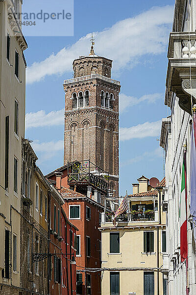 Italien  Venetien  Venedig  Häuser vor dem Glockenturm von Santa Maria Gloriosa dei Frari