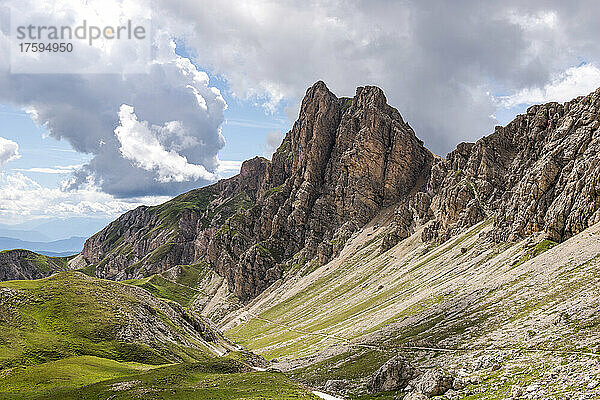 Italien  Südtirol  Wolken über der Berglandschaft des Naturparks Schlern-Rosengarten im Sommer