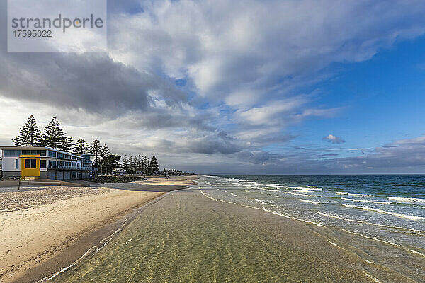 Australien  Südaustralien  Adelaide  Wolken über dem leeren Henley Beach