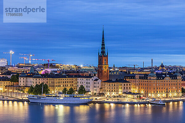 Schweden  Stockholms län  Stockholm  Skyline von Riddarholmen in der blauen Abenddämmerung