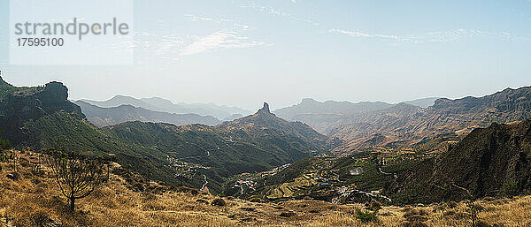 Roque Nublo und Berge vom Mirador de Degollada Becerra  Spanien aus gesehen