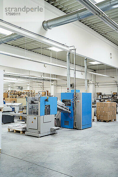 Kartons werden von Maschinen in der Fabrik angeordnet