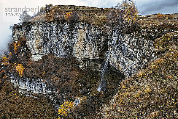 Kleiner Wasserfall im Nordkaukasus im Herbst