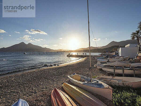 Spanien  Provinz Almeria  Isleta del Moro  Boote liegen bei Sonnenuntergang am Strand des Fischerdorfes in Cabo de Gata