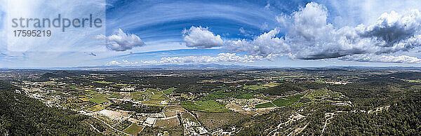 Spanien  Mallorca  Luftaufnahme vom Berg Puig de Randa im Sommer