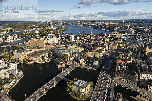 Schweden  Stockholms län  Stockholm  Luftaufnahme von Riddarholmen und dem Parlamentsgebäude mit der Altstadt im Hintergrund