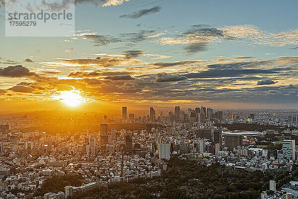 Japan  Kanto-Region  Tokio  Wolken über der Innenstadt der Hauptstadt bei Sonnenuntergang