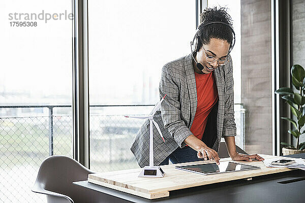 Junge Geschäftsfrau nutzt Tablet-Computer am Schreibtisch im Büro