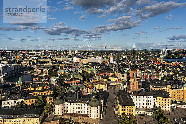 Schweden  Stockholms län  Stockholm  Luftaufnahme von Riddarholmen mit der Altstadt im Hintergrund