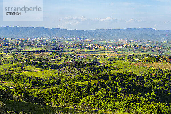 Italien  Provinz Siena  Blick auf das Val dOrcia im Frühling