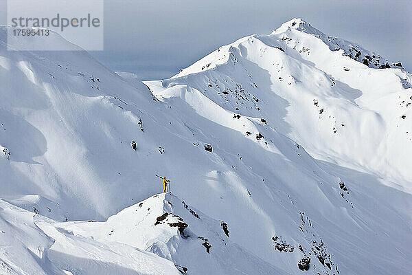 Junger Mann blickt auf die Aussicht vom schneebedeckten Berg  Tirol  Österreich