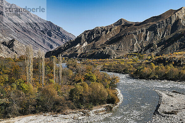 Malerische Aussicht auf die Berge am Fluss  Dagestan  Russland