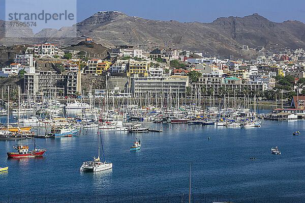 Kap Verde  Sao Vicente  Mindelo  überfüllter Hafen der Küstenstadt