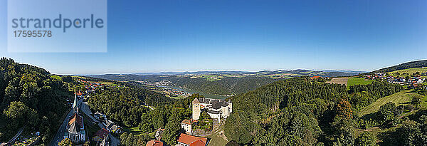 Österreich  Oberösterreich  Vichtenstein  Drohnenpanorama der Burg Vichtenstein und der umliegenden Landschaft