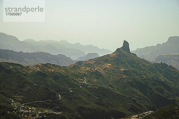 Roque Nublo gesehen vom Mirador de Degollada Becerra unter klarem Himmel  Spanien