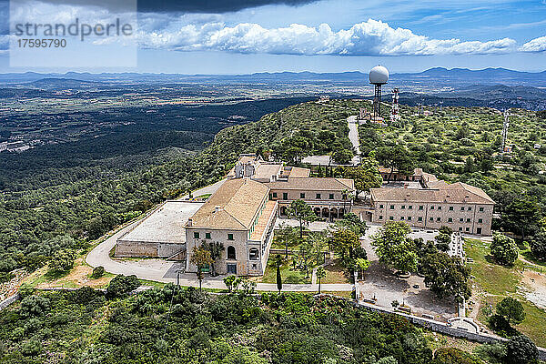 Spanien  Mallorca  Hubschrauberansicht des Heiligtums von Cura auf dem Gipfel des Puig de Randa im Sommer