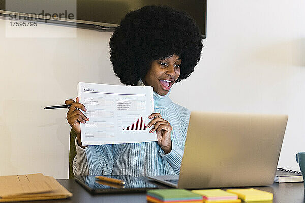 Afro-Geschäftsfrau hält Präsentation über Laptop im Heimbüro