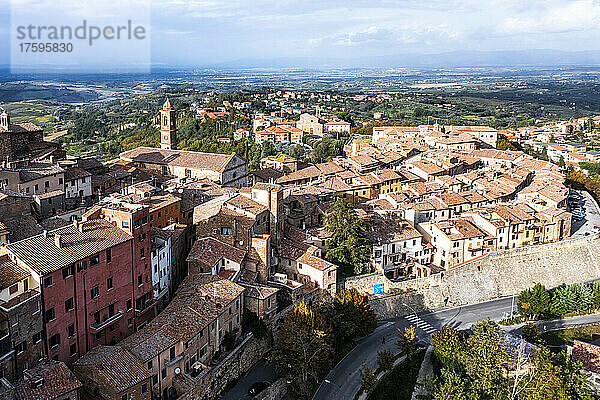 Italien  Provinz Siena  Montepulciano  Helikopteransicht der mittelalterlichen Hügelstadt im Val dOrcia
