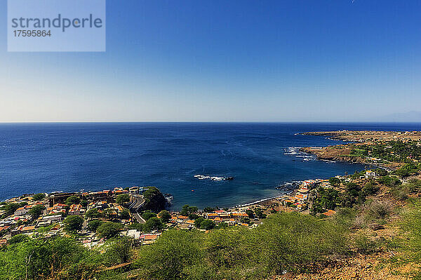 Kap Verde  Sao Vicente  Mindelo  Küstenstadt im Sommer mit Atlantik im Hintergrund