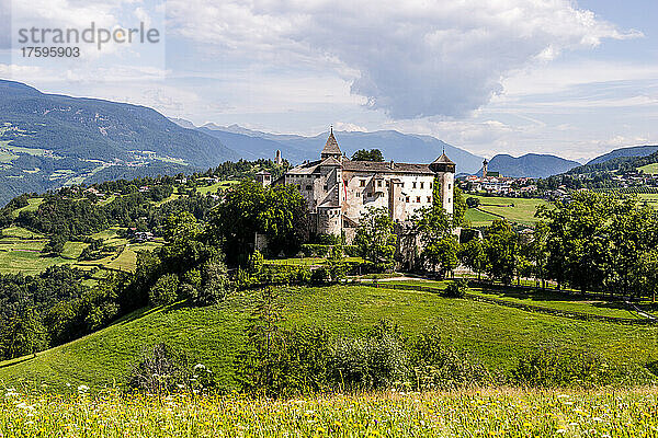 Italien  Südtirol  Vols am Schlern  Blick auf Schloss Prosels im Sommer