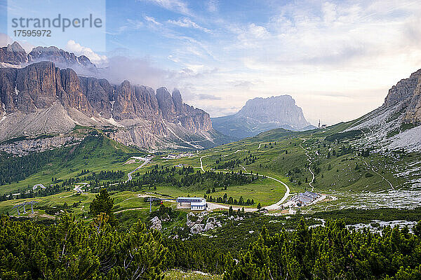 Italien  Südtirol  malerischer Blick auf das Tal  umgeben von den Bergen der Sella- und Langkofelgruppe