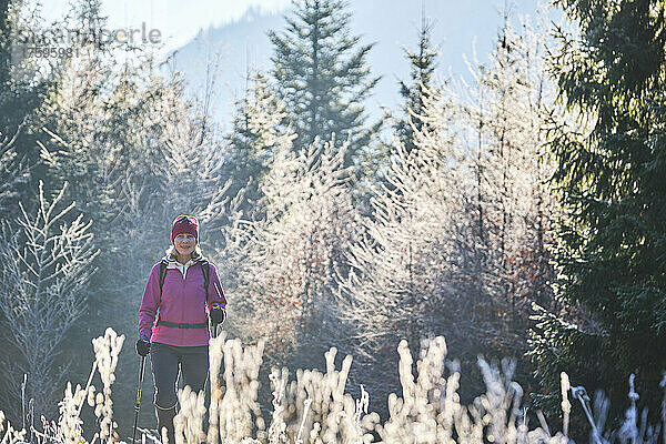 Aktive Seniorin beim Wandern auf dem Hirschhornlkopf