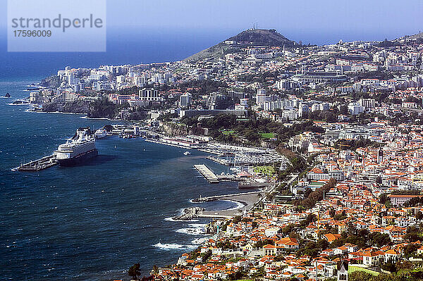 Portugal  Madeira  Funchal  Blick auf die Küstenstadt