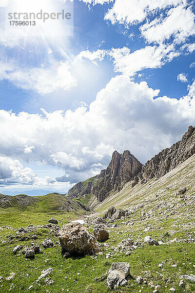 Italien  Südtirol  Wolken über der Berglandschaft des Naturparks Schlern-Rosengarten an einem sonnigen Sommertag