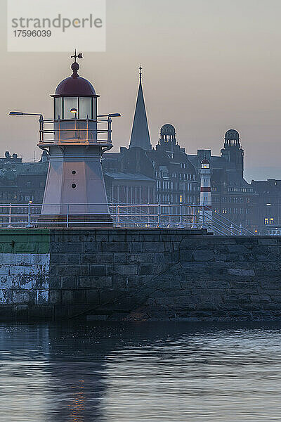 Schweden  Kreis Skane  Malmö  Hafenleuchtturm im Morgengrauen