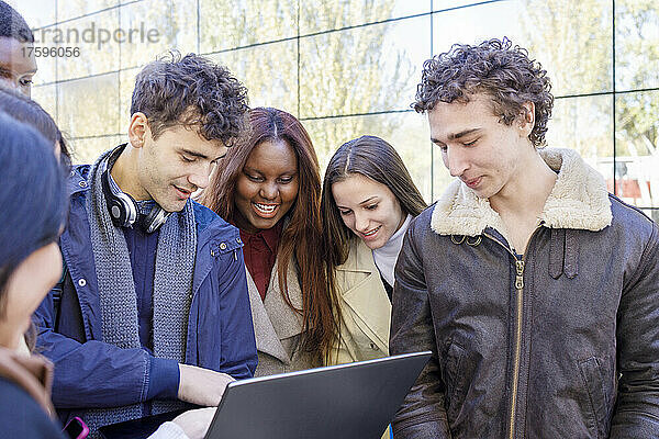 Studenten teilen sich Laptops auf dem Universitätscampus