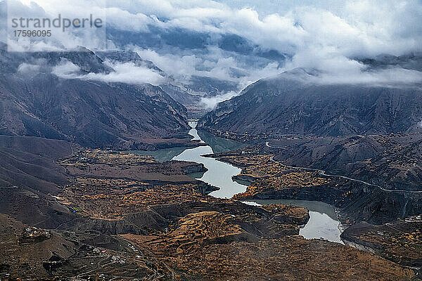 Russland  Dagestan  Gunib  niedrige Wolken über dem Bergreservoir im Herbst