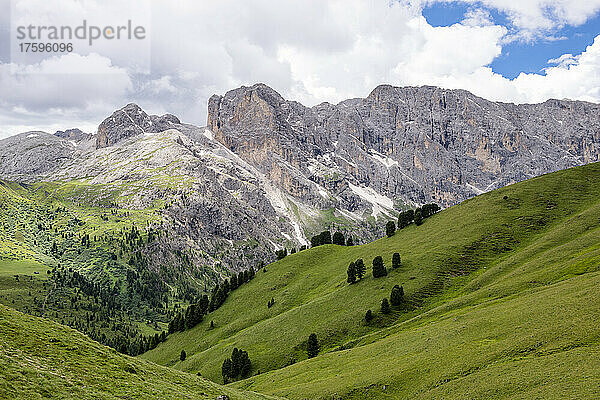 Italien  Südtirol  Tal in der Seiser Alm mit Schlern im Hintergrund