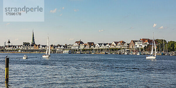 Deutschland  Schleswig-Holstein  Lübeck  Boote auf der Trave mit Stadthäusern im Hintergrund