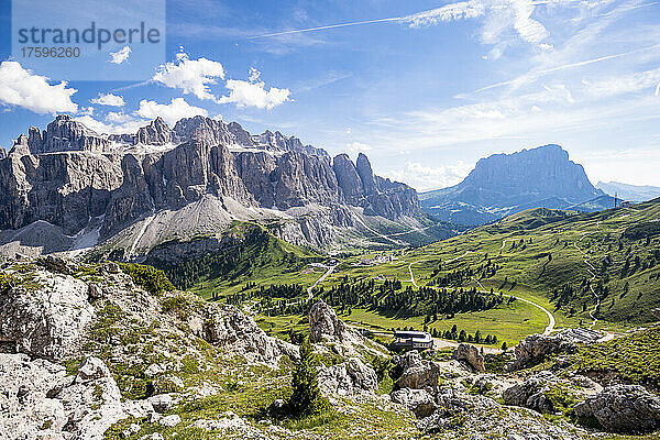Italien  Südtirol  malerische Aussicht auf die Langkofelgruppe im Sommer