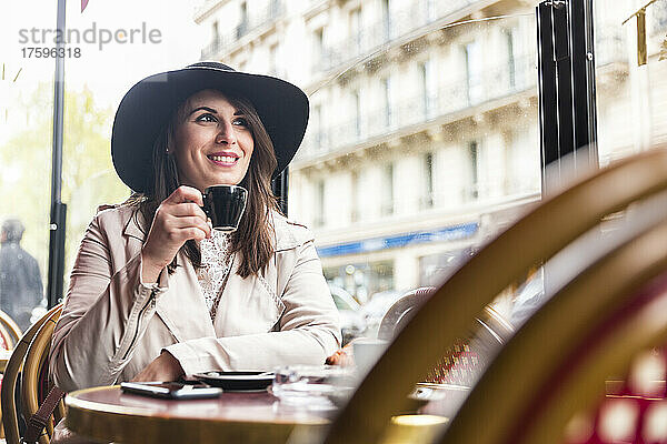 Frau genießt Kaffee im Café  Paris  Frankreich