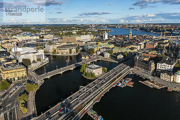 Schweden  Stockholms län  Stockholm  Luftaufnahme von Riddarholmen und dem Parlamentsgebäude mit der Altstadt im Hintergrund