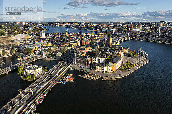 Schweden  Stockholms län  Stockholm  Luftaufnahme von Riddarholmen mit der Altstadt im Hintergrund